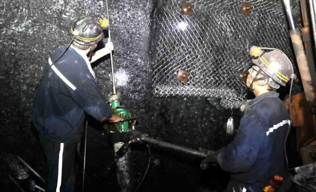 Rapid sealing and blocking of water gushing in tunnel using chemical grouting with sodium silicate stopping high-pressure inflow instantly