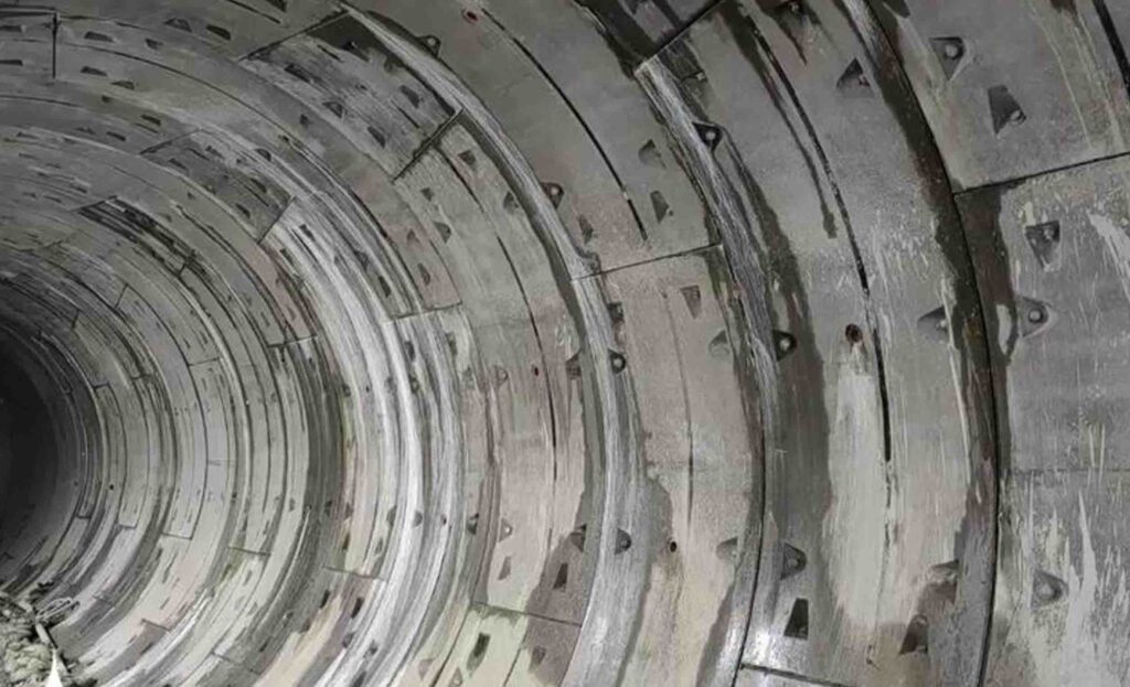 Tunnel grouting process with injection pipes and pump system installed at tunnel face for water sealing and ground stabilization