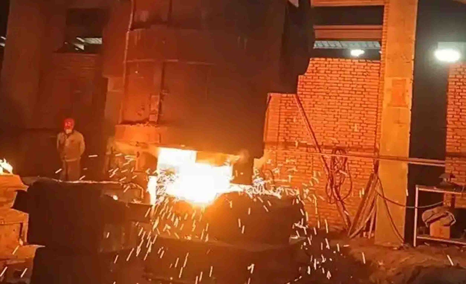 Sodium silicate in large castings showing massive sand mold being CO2 cured with water glass binder for heavy industrial casting