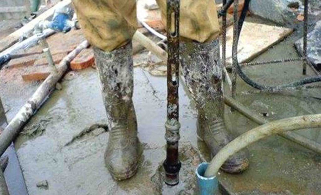 Water glass grouting process with dual fluid injection pump hoses and borehole for soil stabilization and water cutoff