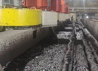 Mineral flotation process with sodium silicate as depressant showing bubble attachment and selective separation of valuable minerals