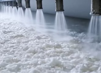 Sodium silicate as bleaching stabilizer in peroxide bleaching process with chemical addition and metal ion control